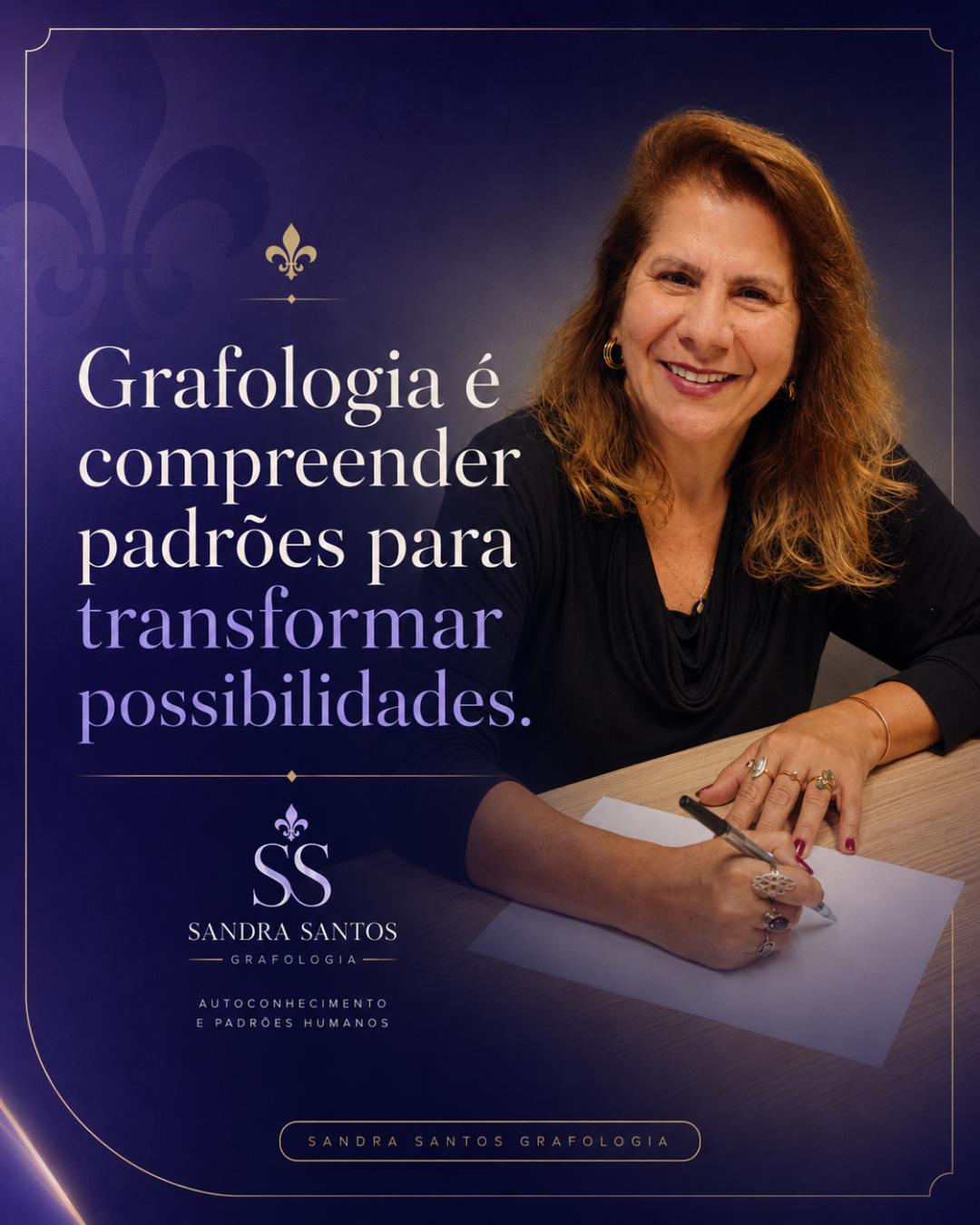 Sandra Santos escrevendo à mão em sua mesa